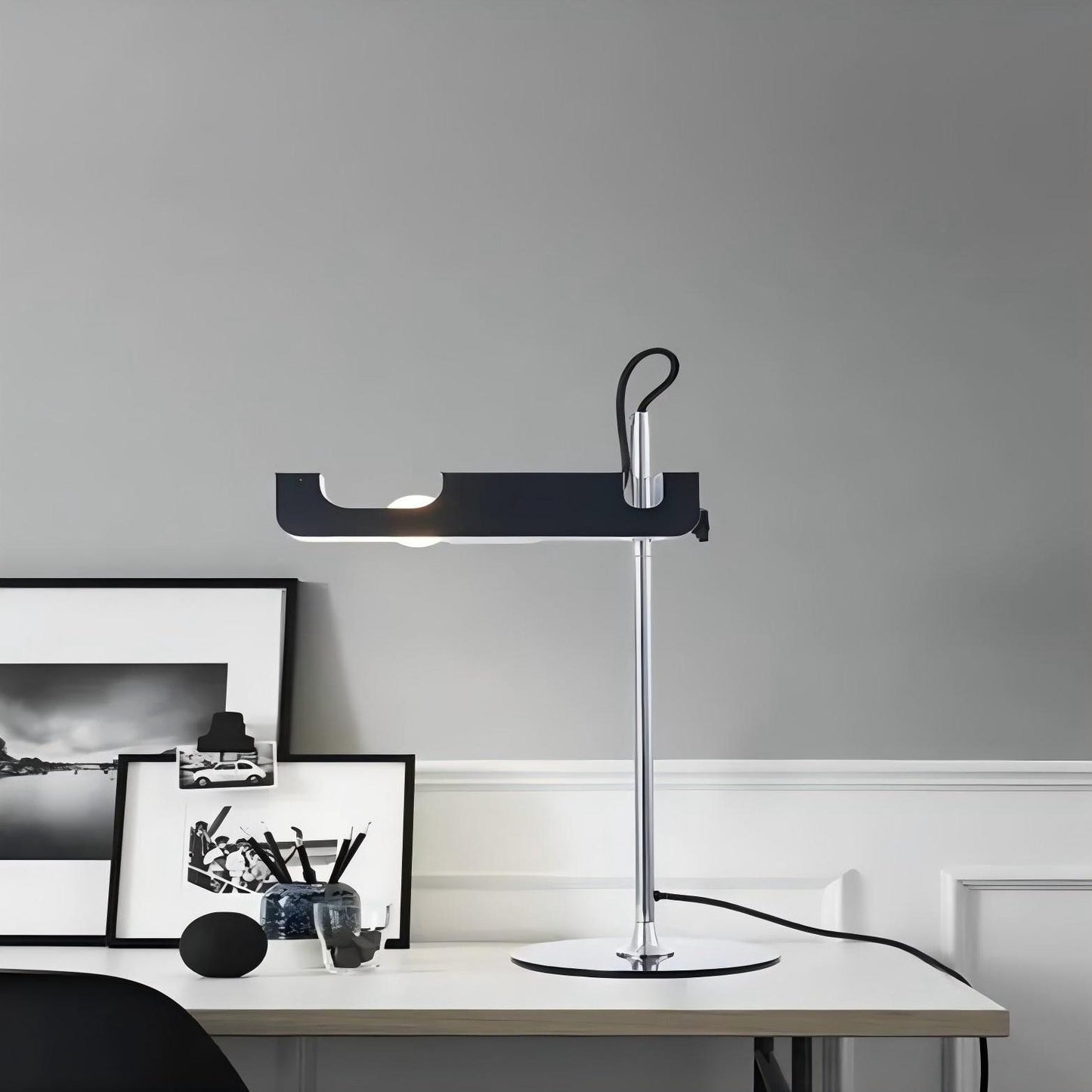 Minimalist Table Lamp Italy Designer Creative Metal Reading Lamp for Hotel Living Room Study Bedroom Bedside